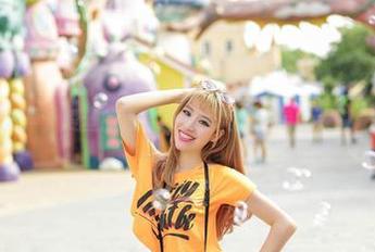 如果操场能发声，爱丝的直穿少女写真的图包会大喊：“看我！”