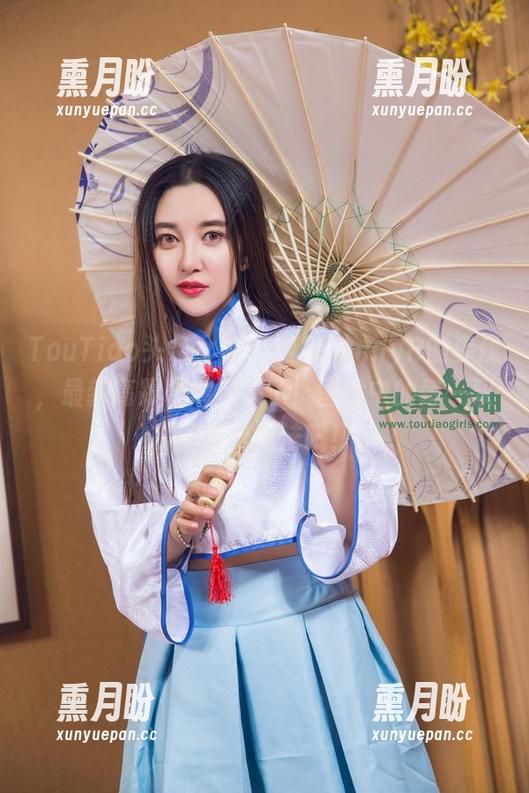 TouTiao头条女神 - 跟着JennyR的步伐，最新高跟鞋展示来了！图片中的每一双都像是魔法哦！