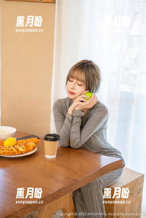XINGYAN星颜社 - 私拍图集：李丽莎和她的奶牛主题，越看越奇怪。