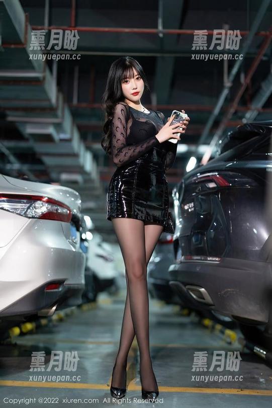 Xiuren秀人网 - FoxYini孟狐狸独家女友作品集，值得细细琢磨的一把火。