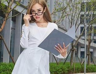 aiss – 滑板少女索菲的私拍时刻——这种咕噜咕噜的玩法真有趣