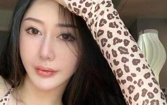 微密圈 – 不爱笑的赛琳的高清套图：用心看，可能会发现袜子和沙发是情侣！