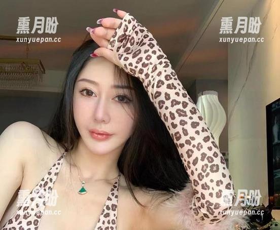 微密圈 - 不爱笑的赛琳的高清套图：用心看，可能会发现袜子和沙发是情侣！