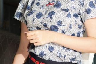 克拉女神 – 原图在这儿，泳池虽美，但你看钟淇那神情……