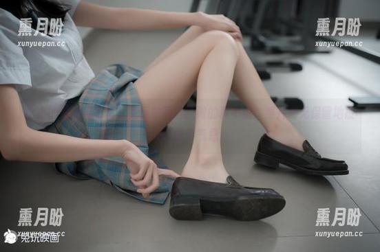 小小的双马尾写真，兔玩映画这次做的真不错，照片毫无保留地散发着青春气息。