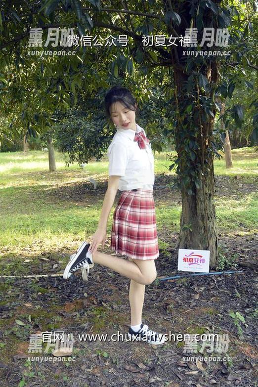 初夏女神 - 依依的图包：白色毛领和短靴的冲突和谐并存