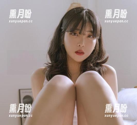 当穿着破洞牛仔裤的宋哈娜遇上传统宅家风，创造了不一样的美图。