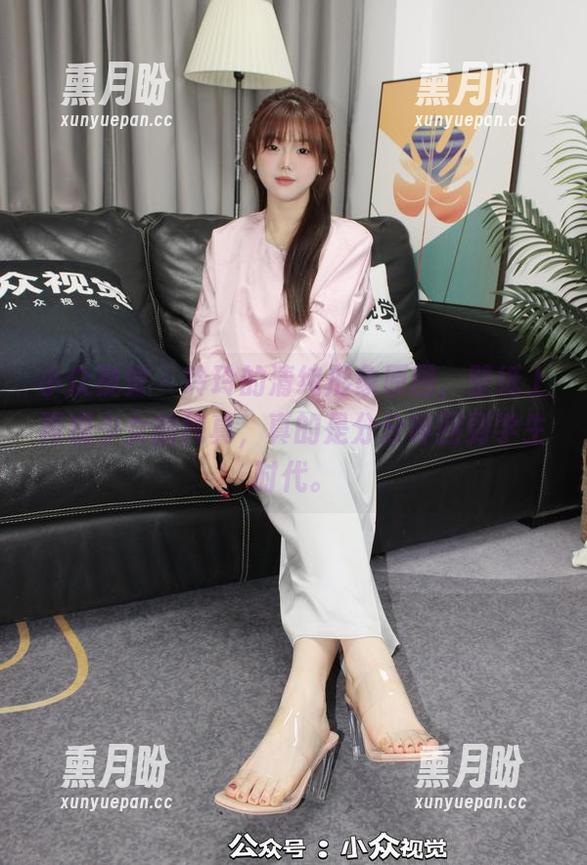 小众视觉 - 玲玲的清纯形象原图，壁纸上再现少女的纯真，真的是分分钟回到学生时代。