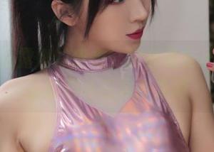 看小女巫露娜的皮衣，没必要有圣光，作品的韵味在黑白之间