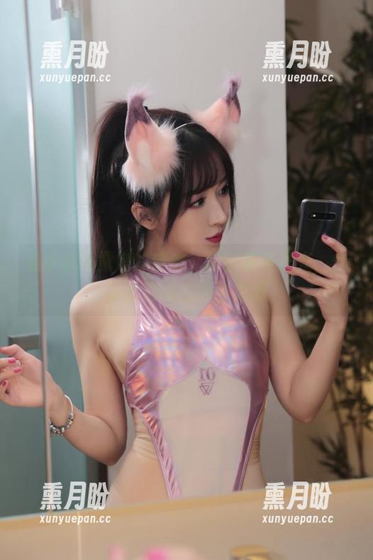看小女巫露娜的皮衣，没必要有圣光，作品的韵味在黑白之间