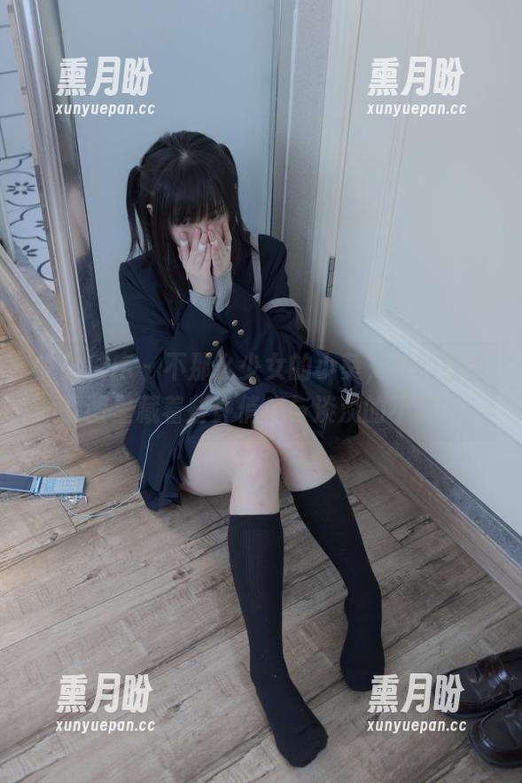 少女秩序 - 不那么少女的小葵，她的组合套图里藏着些许俏皮与淡淡的不羁。