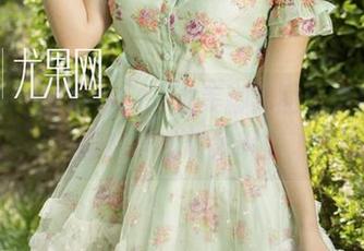 尤果网 – 艾小青，一张美脚的图片更新，好像在与我对视呢。