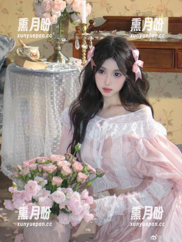看怡子yiii全集，秘书装可是百变的呢