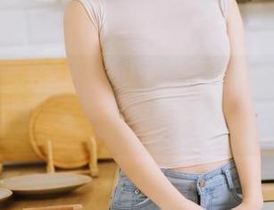 汪知子这套制服，高清得就像直接从壁纸里走出来一样！