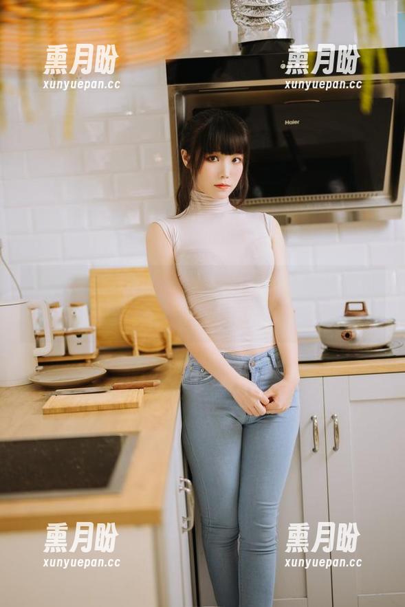 汪知子这套制服，高清得就像直接从壁纸里走出来一样！