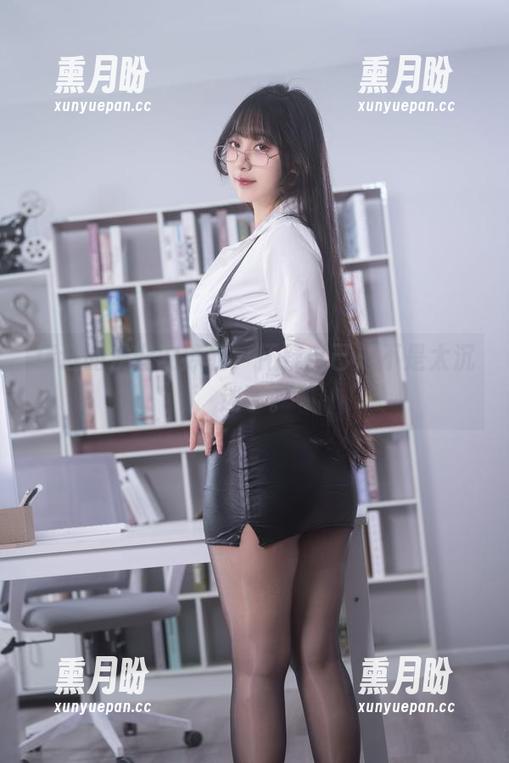 精选的浅安安泳衣，怀疑自己是不是太沉迷了。