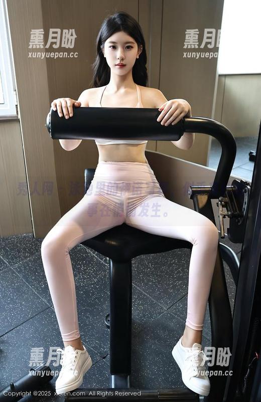 秀人网 - 泳池里的伊诺写真，似乎有什么事在悄悄发生。