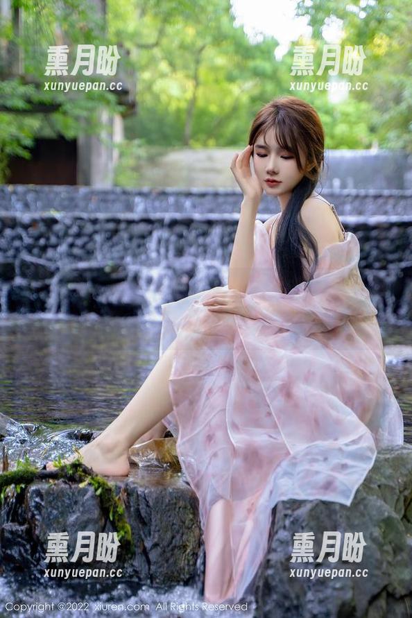 秀人网-南乔 秀人网 - 分享南乔的女仆写真集,感觉那表情…怪怪的,但又闪着光!