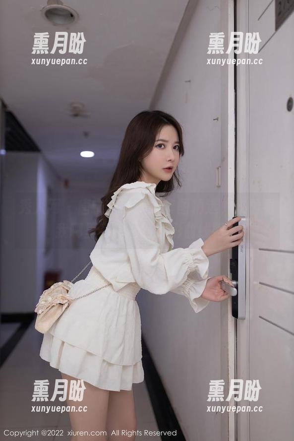 秀人网 - 唐宁宁的美腿套图精选，来看看我哪里有跑题的蛇形曲线吧！