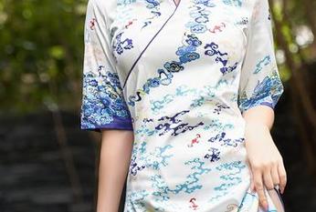 秀人网 – 一点点透视！桃妖天裸足美图，光影间的微妙