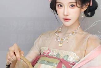 秀人网 – 汐汐爱吃草莓黑白新作：这组原图，是激烈与宁静的奇异碰撞。
