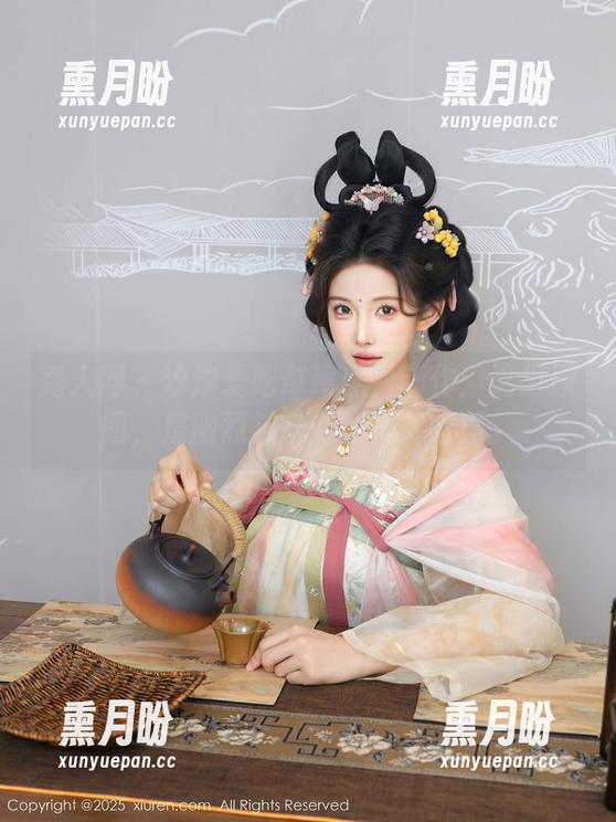 秀人网 - 汐汐爱吃草莓黑白新作：这组原图，是激烈与宁静的奇异碰撞。