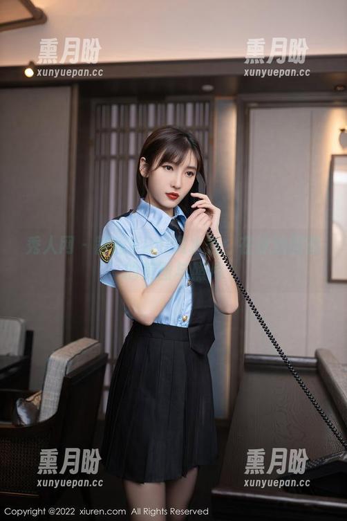 秀人网 - 茜茜Kimi泼水秀：在泳池回旋的美图与照片