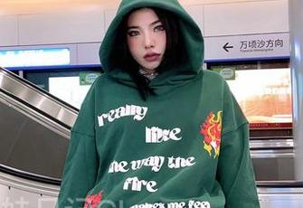 微密圈 – 登录陈佩奇的世界：连体油亮肉丝与豹纹内内的在线大集合，目光飘来飘去！
