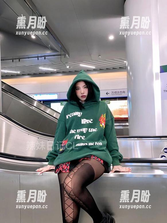 陈佩奇 微密圈 - 登录陈佩奇的世界:连体油亮肉丝与豹纹内内的在线大集合,目光飘来飘去!