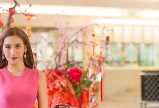 青豆客 – 岑苑之barbiebaby的丝袜美图，别不下载哦，不然会后悔的哦