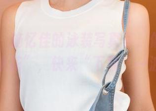 青豆客 – 施忆佳的泳装写真集，像给人撒下的“水花”，快来“下载”一波欢乐！