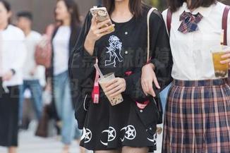 魔镜街拍 – 披上黑丝袜的婷婷，送你一份工作日常图包合集，保证你不会无聊