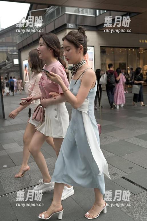 魔镜街拍：皮裙和黑丝的童话，图库记录下的绝妙搭配！